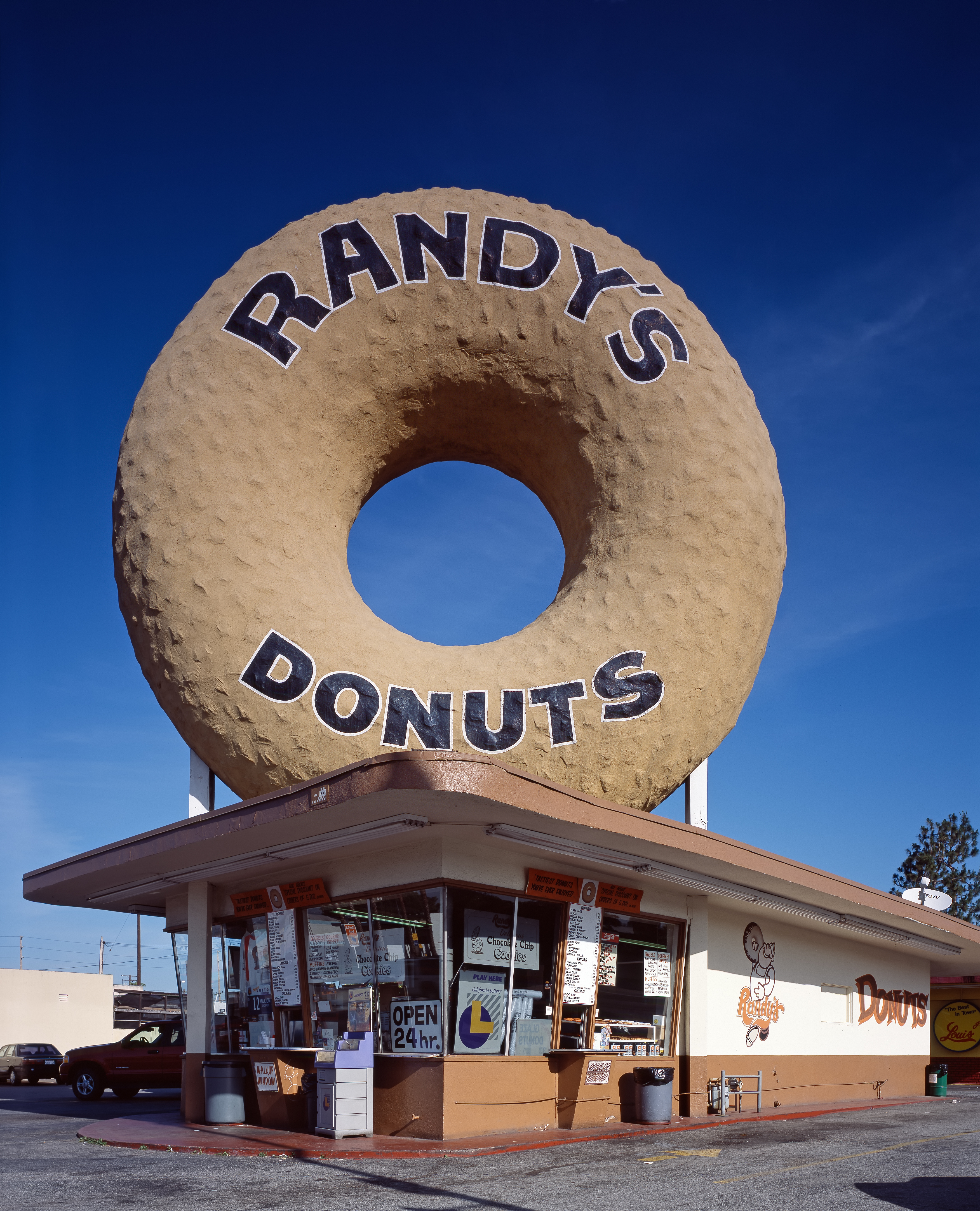 Randy's Donuts with giant donut on roof